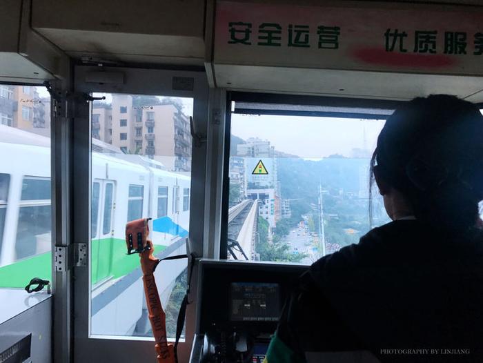 重庆地铁穿居民楼居然成网红景区 ，甚至还有旅行团特地跑来参观