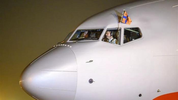 荷兰国王访问印度，自己开飞机！刷屏全世界！