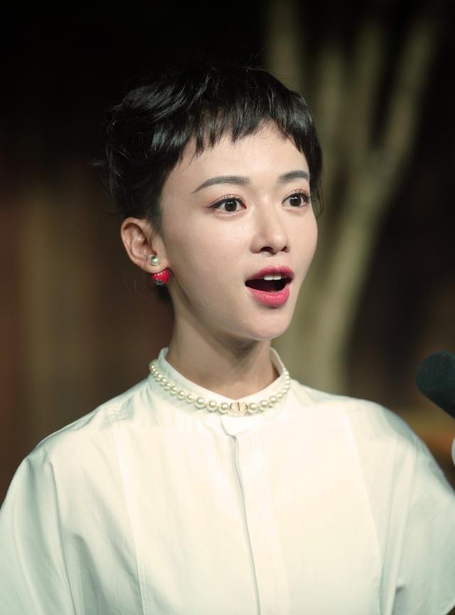 吴谨言短发酷似Angelababy 网友留言两边倒