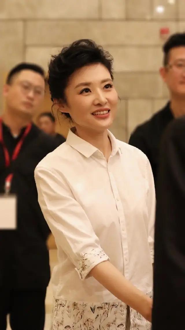 央视一姐周涛转行演话剧，衬衣黑裙51岁太优雅，原来还是宝藏女孩