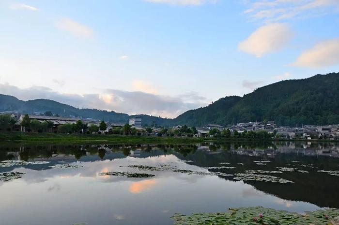 云南深山有个不太为人知的村庄，依山傍水风景秀丽，如世外桃源般