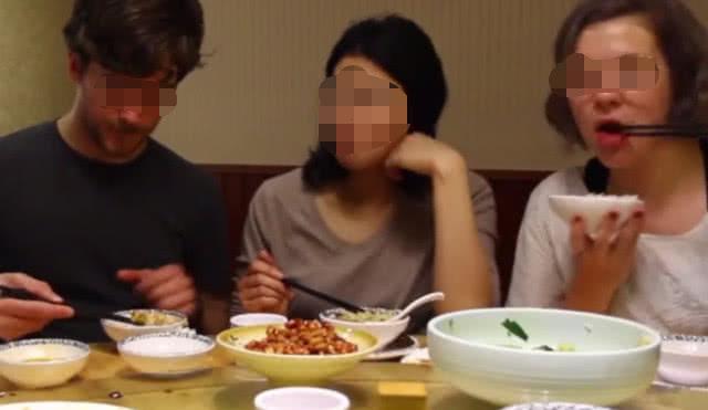 美国留学生在中国吃饭，全程不敢吃夹蔬菜，得知原因后让人哄笑