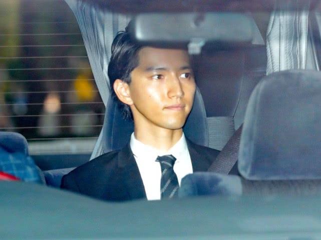 日本人气男星和女友吸毒双双被判刑6个月，此前向公众下跪道歉！
