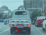 四连号车牌挂在3台五菱上，车价不到5万，牌却值6位数，比车贵