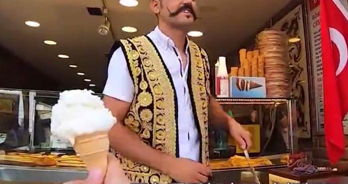 土耳其的“网红冰激凌”，男子用了这个办法，就可以成功吃到