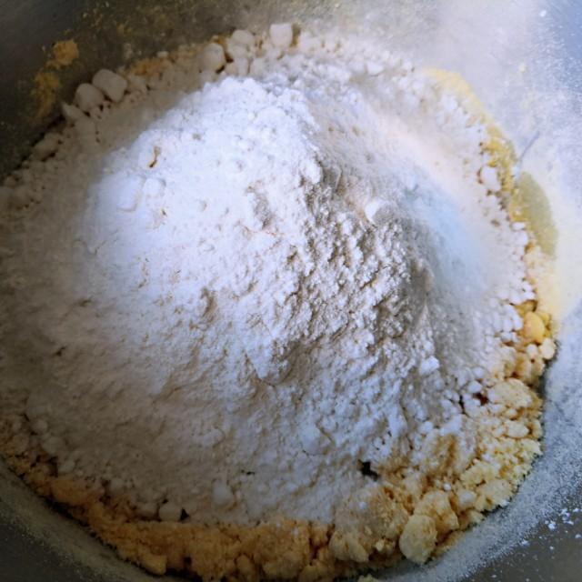 玉米粉紫薯包，用玉米粉和紫薯做一款杂粮包，吃着非常棒