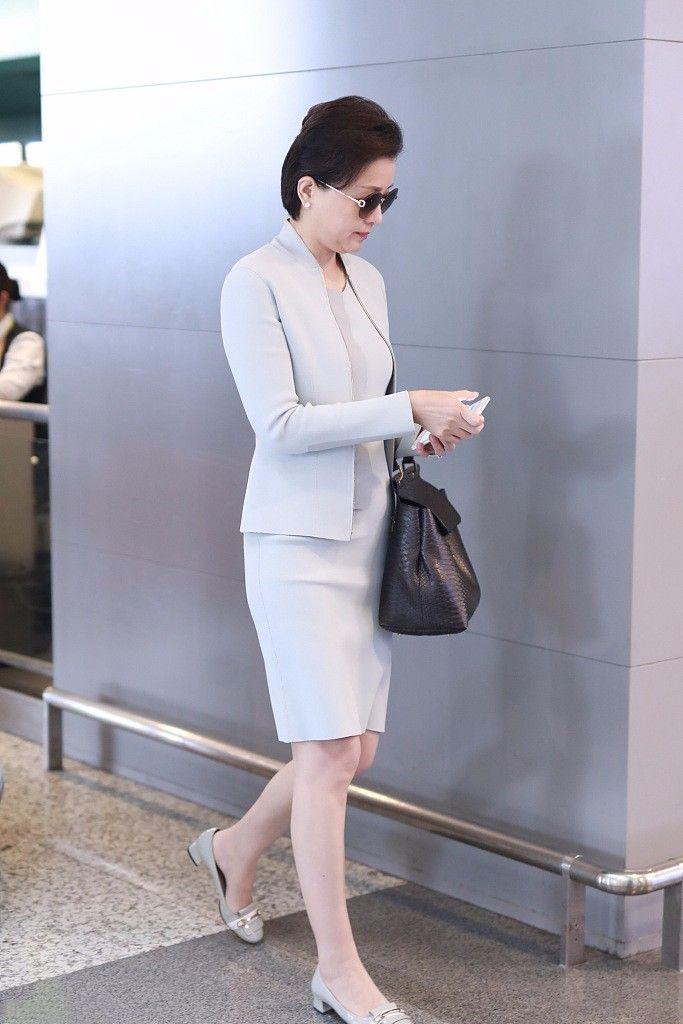 杨澜穿紧身套裙现身机场，身材苗条气质佳，但发福憔悴难掩老态！