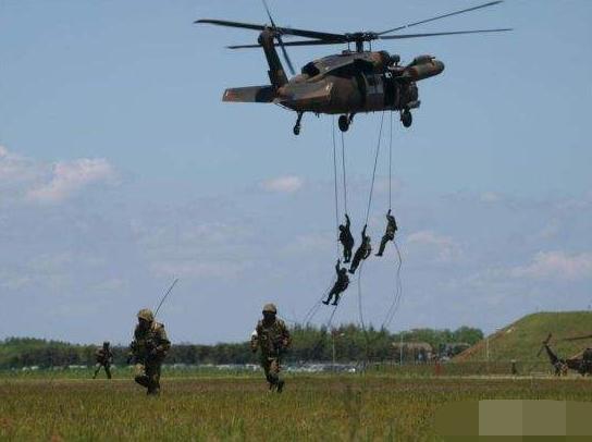 为什么有些直升机不直接降落让士兵离机，而让士兵顺着绳子索降？