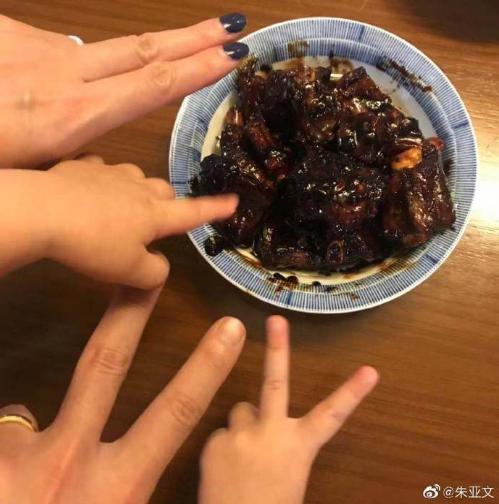 朱亚文微博称赞沈佳妮做的糖醋排骨，看到菜品卖相，网友：没胃口