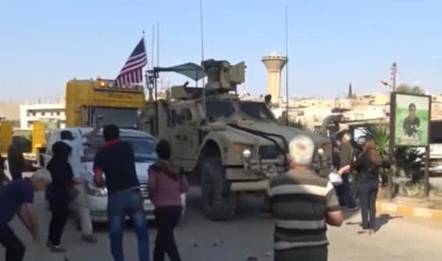 驻叙美军撤离、库尔德民众向美军扔土豆，大骂：骗子，像老鼠一样