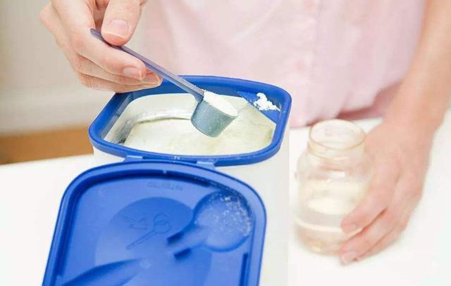 新手奶爸冲奶粉的做法，让孩子割掉一截小肠，冲奶粉也是有学问的
