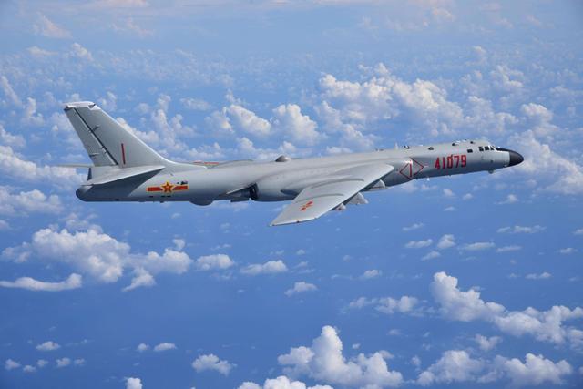空军尺寸最大的战机，航程超过8000公里，改进型可携洲际空射导弹