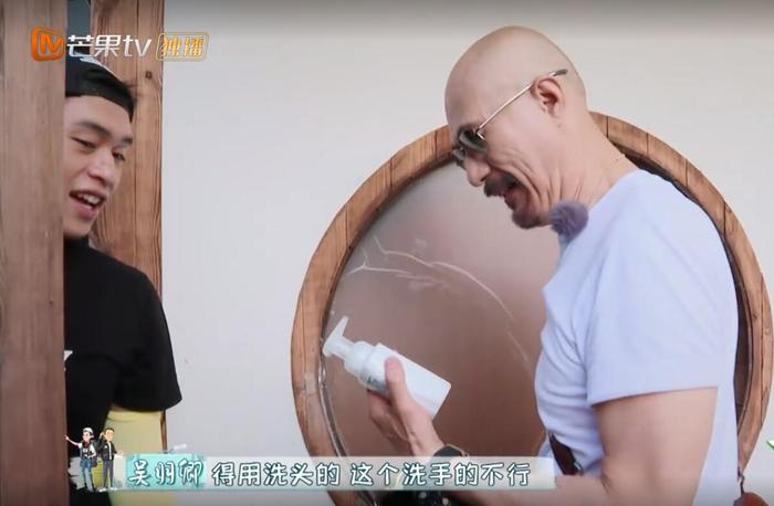 徐锦江用洗手液洗大米，到底是真的没有生活常识还是为了节目效果