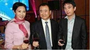 王思聪妈妈长啥样？优雅贵妇气质惊艳众人，频频撞脸邓文迪