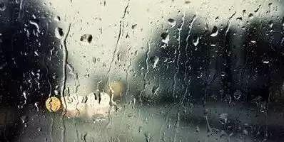 雨天高速行车遇积水，是该“冲过去”还是“躲过去”？