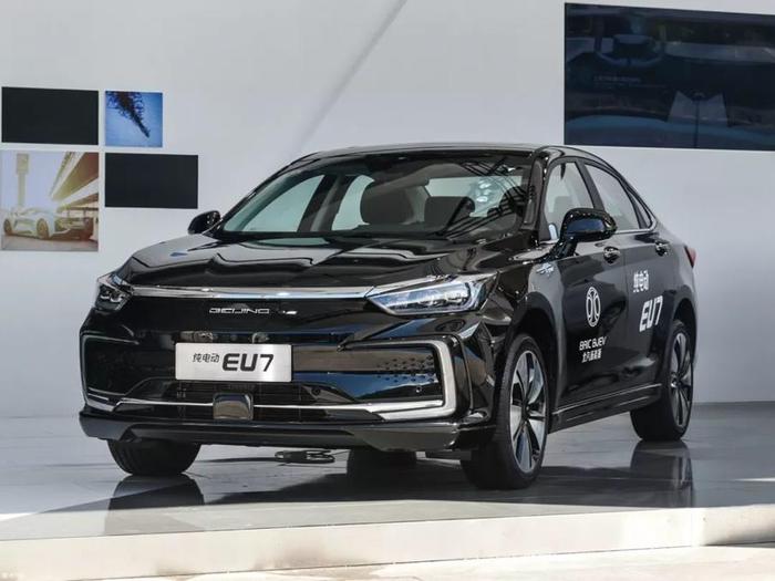 北汽发布全新BEIJING品牌 纯电动车EU7和概念车Illuminate首发