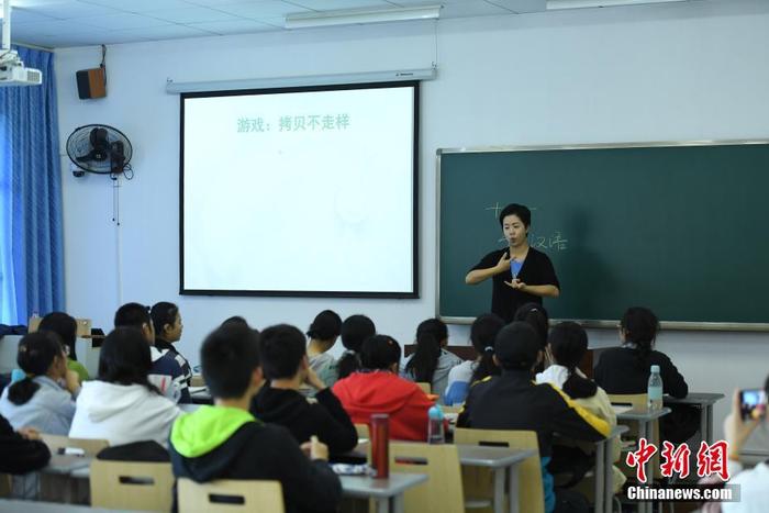 中国首位聋人语言学博士 唇耕手耘为“聋”“听”世界搭建桥梁中国首位聋人语言学博士 唇耕手耘为“聋”“听”世界搭建桥梁