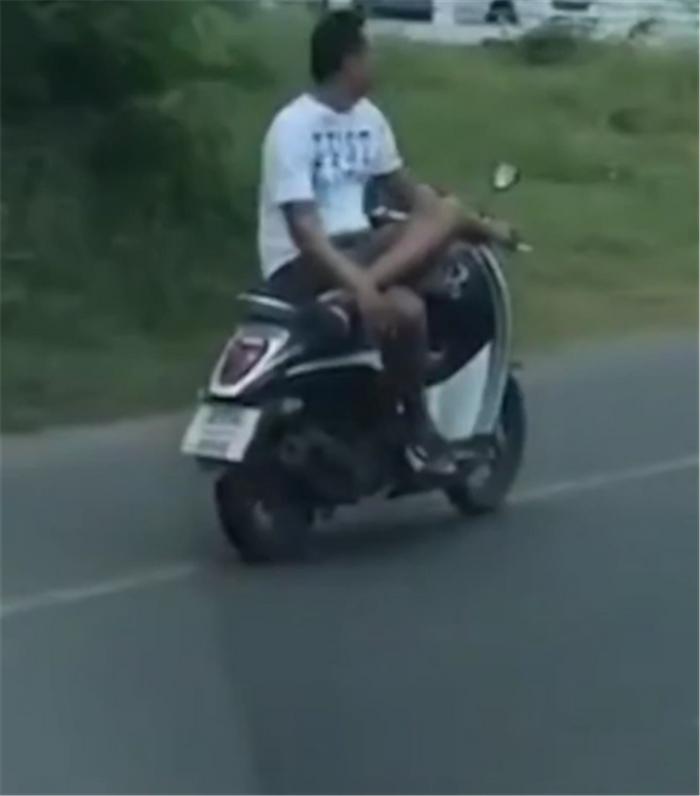 高手在民间！泰国男子驾驶本田摩托车，单手控制，还侧身盘腿驾驶