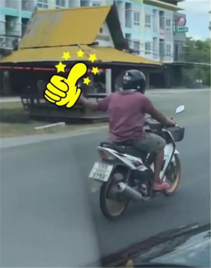 高手在民间！泰国男子驾驶本田摩托车，单手控制，还侧身盘腿驾驶