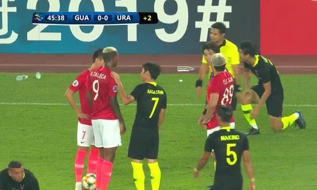 中国足球又遭遇“西亚黑哨”：今晚亚冠判罚激怒恒大2名外援！