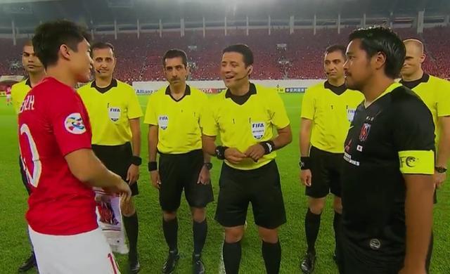 中国足球又遭遇“西亚黑哨”：今晚亚冠判罚激怒恒大2名外援！
