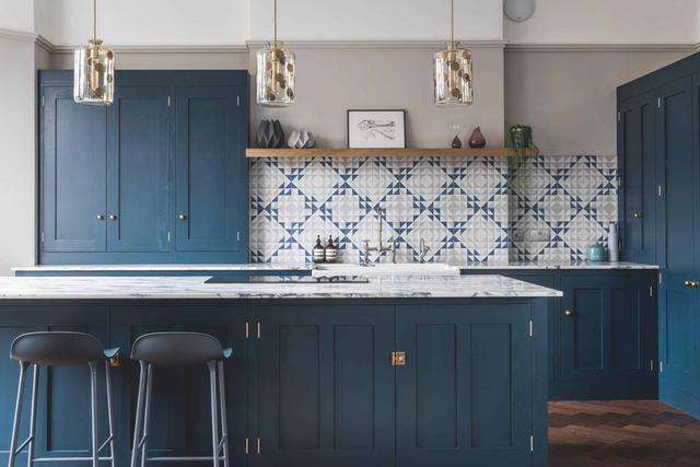 摈弃传统的白色厨房，看看这些大胆的蓝色厨房设计