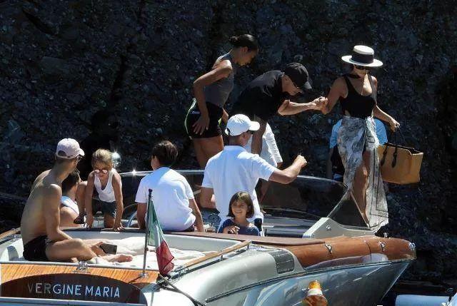 考特尼·卡戴珊意大利海边度假，礼帽配花裙像名著中的贵妇