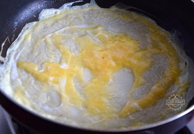 一点面粉加一点鸡蛋，做成懒人早餐饼，简单快手，比小吃摊的好吃