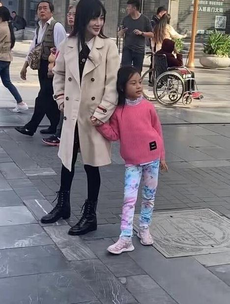 李小璐和女儿在路人相机下相貌太普通，女儿的穿着却被称赞为潮娃