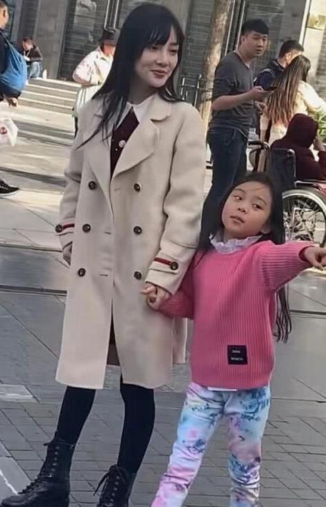 李小璐和女儿在路人相机下相貌太普通，女儿的穿着却被称赞为潮娃