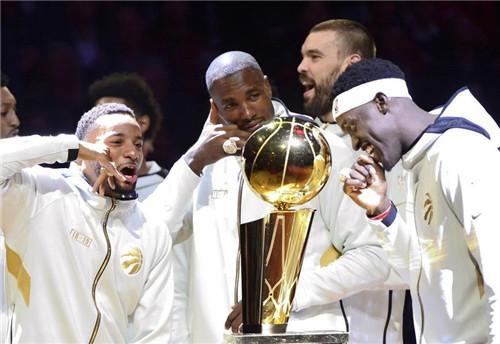 NBA历史最奢华冠军戒指，镶嵌650颗砖石，洛瑞乐得合不拢嘴