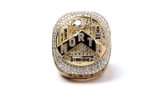 NBA历史最奢华冠军戒指，镶嵌650颗砖石，洛瑞乐得合不拢嘴