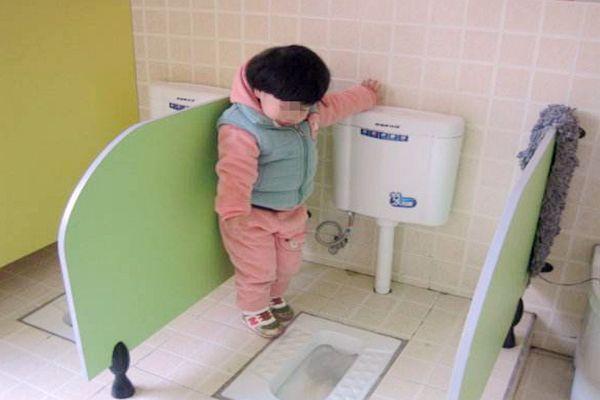 3岁女孩每天穿“尿不湿”上学，老师：如果还穿，就不要来上学