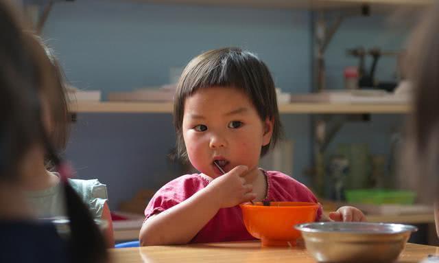 宝宝为啥不在幼儿园吃饭？是饭菜难下咽，还是入园焦虑在作祟