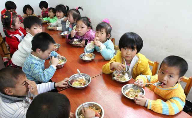 宝宝为啥不在幼儿园吃饭？是饭菜难下咽，还是入园焦虑在作祟