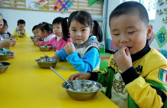 宝宝为啥不在幼儿园吃饭？是饭菜难下咽，还是入园焦虑在作祟