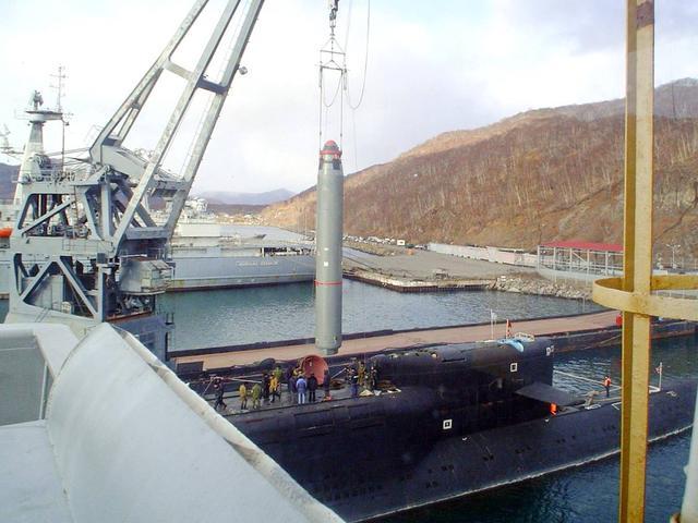 这叫个生猛：俄军潜射洲际弹道导弹发射失败，潜艇带着臭弹返港