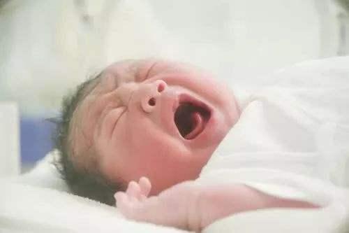 41岁产妇拼3胎，终于如愿生儿子，孩子出生后医生无奈摇头