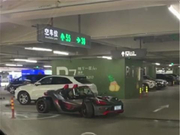 罕见KTM X-BOW跑车，4.1秒破百，限量100台，上高速得戴头盔