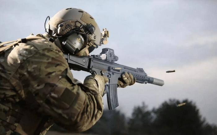 德国HK417突击步枪，采用半透明弹匣，装备多国特种部队