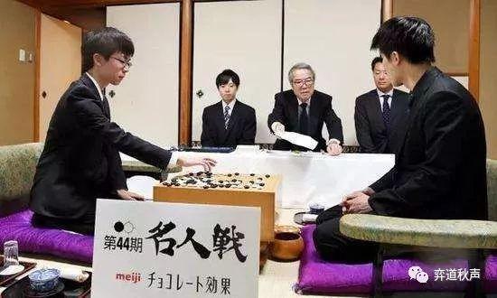 日本棋界巅峰之战：王座挑战赛芝野虎丸半目险胜井山裕太