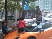 四百万兰博基尼停楼下，被熊孩子给划了，车主愤怒但看到孩子萎了