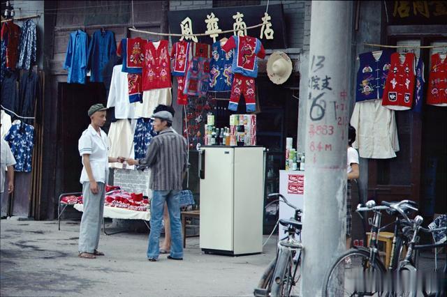 1986年的西安，罕见街拍老照片，西安人的80年代生活记忆