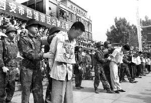 在对死囚进行枪决时，为什么要很多人一起开枪？难道有什么说法