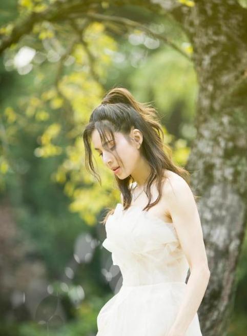 李若彤为她穿上了婚纱，美若天仙众人称赞，网友：要结婚了？