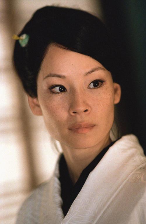 她是征服好莱坞的中国面孔，长得看上去平庸，但她却有一种力量美