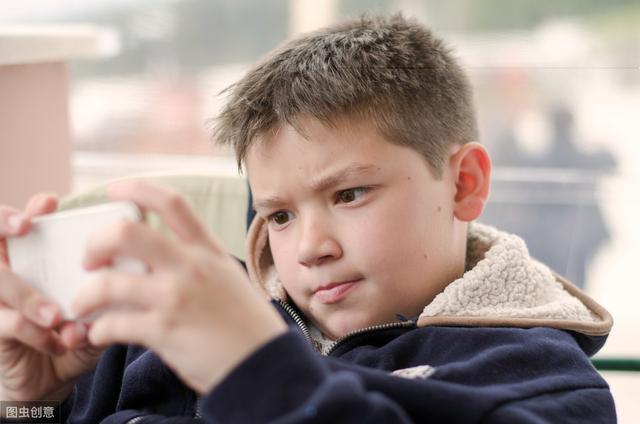 常玩手机的孩子不仅视力下降，这3方面也更差