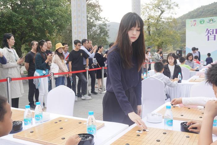 兵圣杯休战日展开指导棋活动 黑嘉嘉於之莹等出席