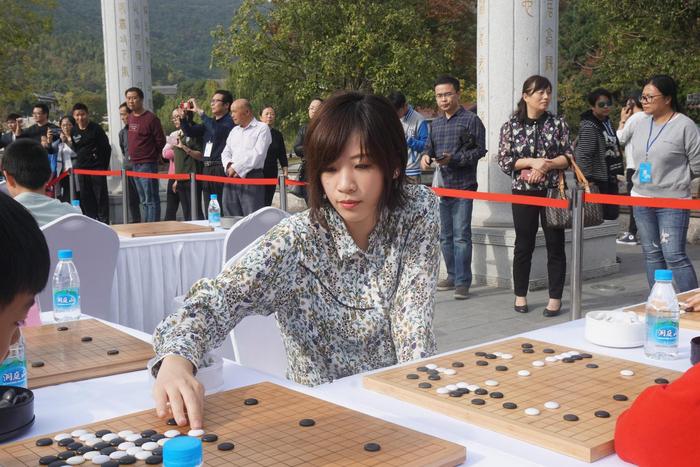 兵圣杯休战日展开指导棋活动 黑嘉嘉於之莹等出席