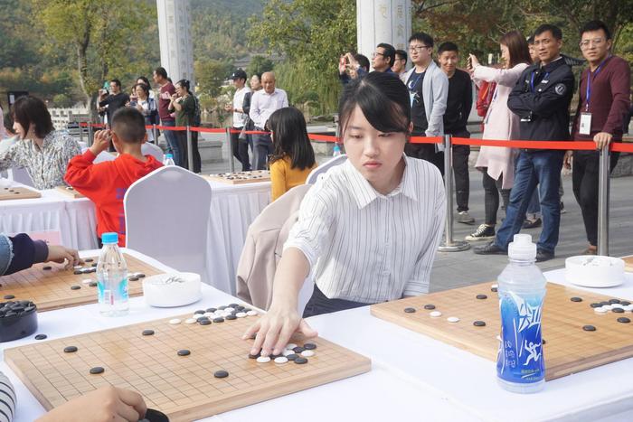 兵圣杯休战日展开指导棋活动 黑嘉嘉於之莹等出席